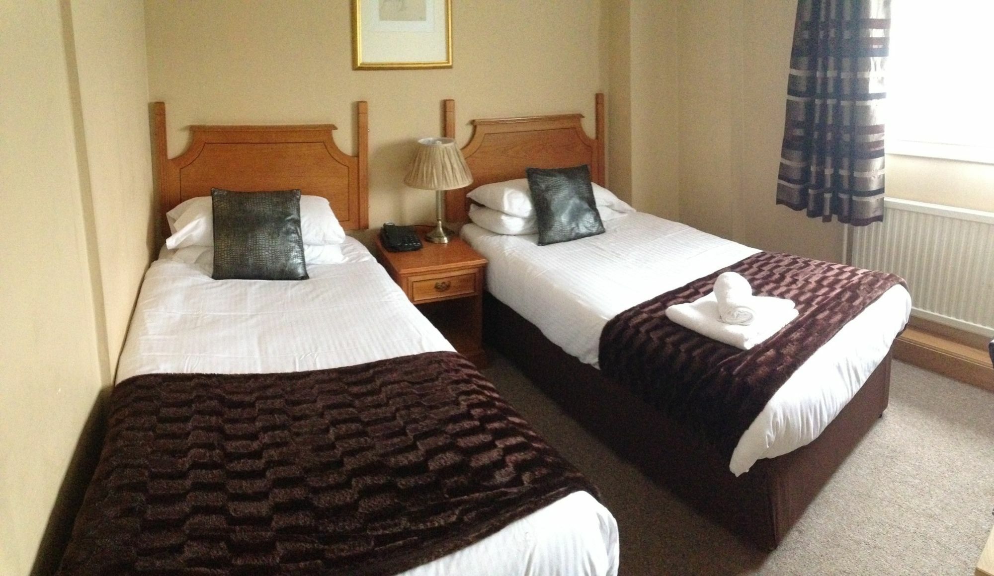 Caledonia Hotel Rosyth Exterior photo